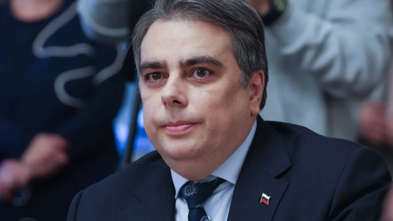 Асен Василев: Управляващите се крият по храстите, за да не отговорят на младите лекари