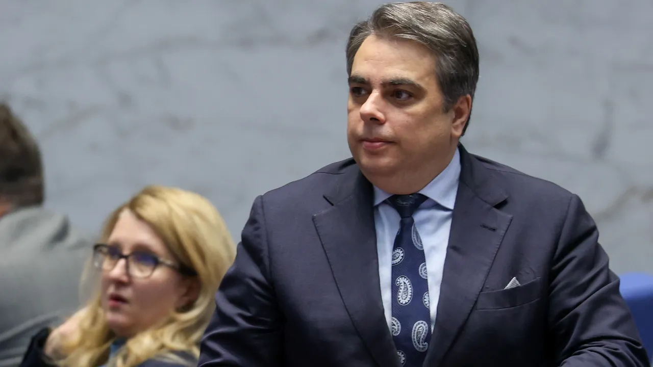 Асен Василев: Борисов капитулира напълно пред Пеевски