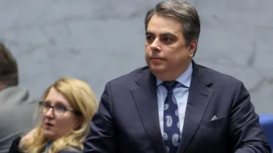 Асен Василев: Борисов капитулира напълно пред Пеевски