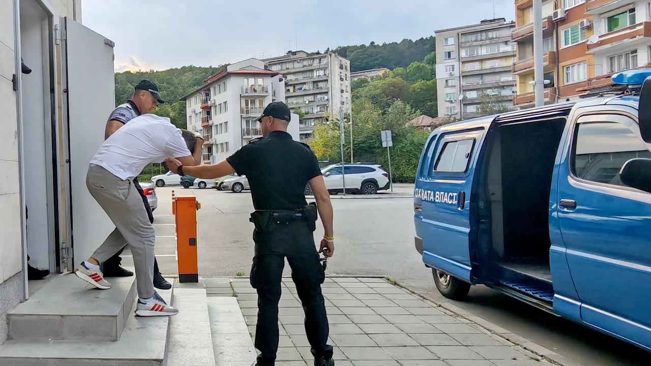 На свобода са трима, прали пари през еротичен сайт