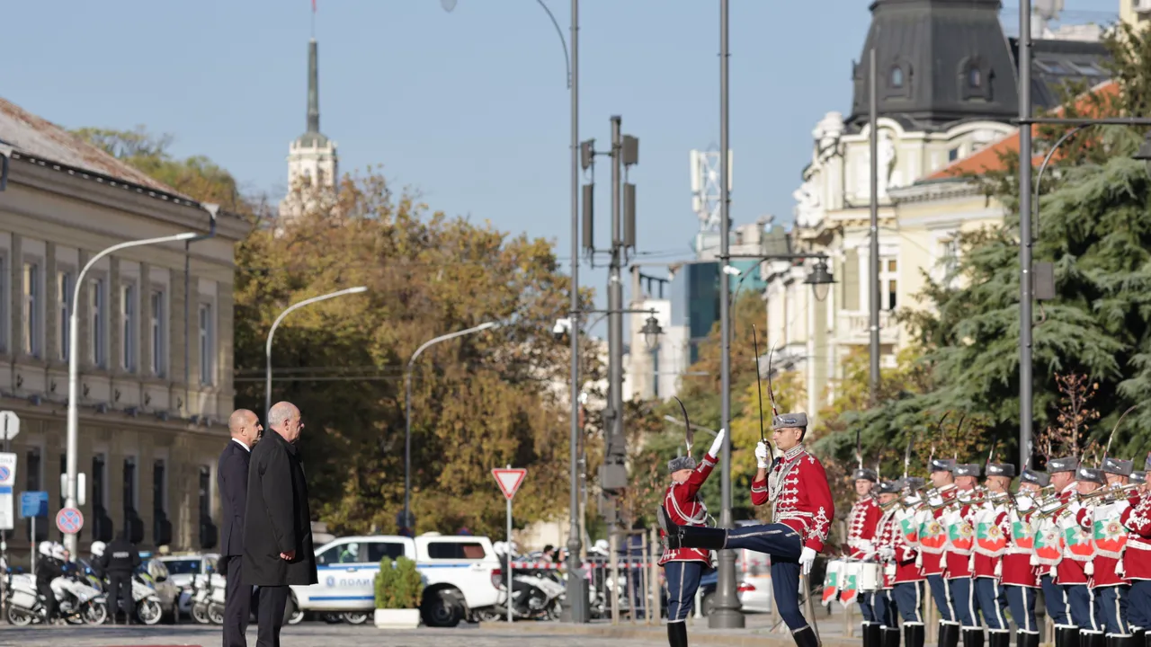Радев посрещна унгарския си колега Тамаш Шуйок на официална церемония в София