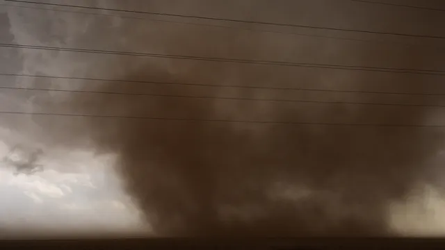 Смъртоносно торнадо удари район северно от Париж