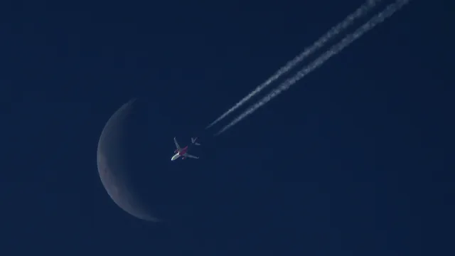 Аварийно кацане: Мистериозен обект счупил стъклото на самолет на 11 км в небето