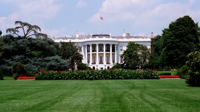 Кола се вряза в портата на Белия дом