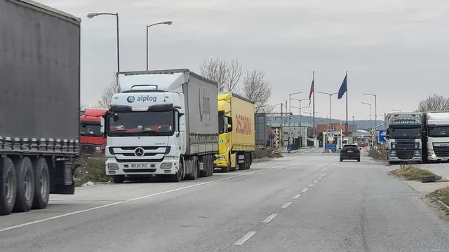 Задържаха 17 мигранти в камион на ГКПП „Лесово“