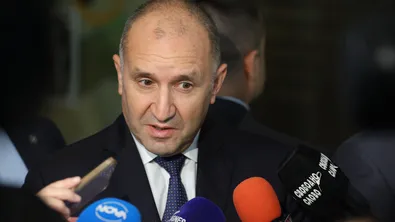 Радев върна част от промените в Закона за ДАР на депутатите