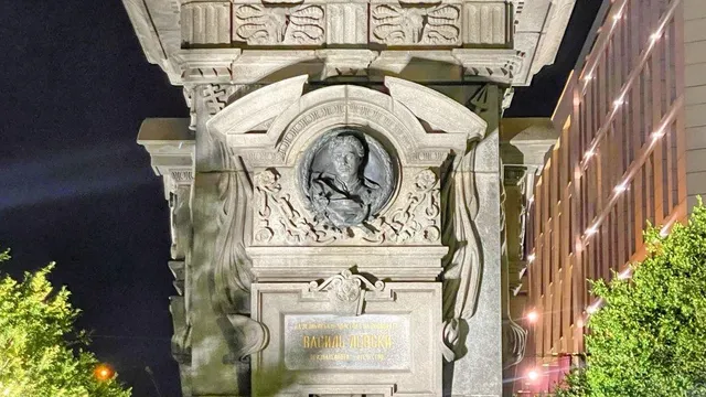 Инсталираха художествено осветление за паметника на Апостола