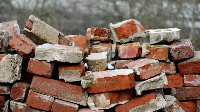 Тухлен зид се срути върху 11-годишно дете в Бургаско