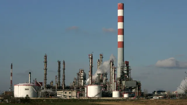 Цените на петрола скочиха след санкциите на САЩ срещу „Лукойл“ и „Роснефт“