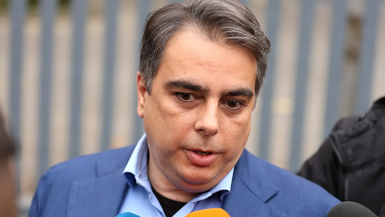 Асен Василев: Ако „Лукойл“ спре работа, страната няма да може да осигури нужните горива