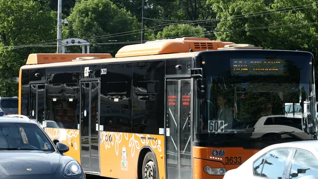 Мъж хвърли камък по тролей в София след скандал с шофьора