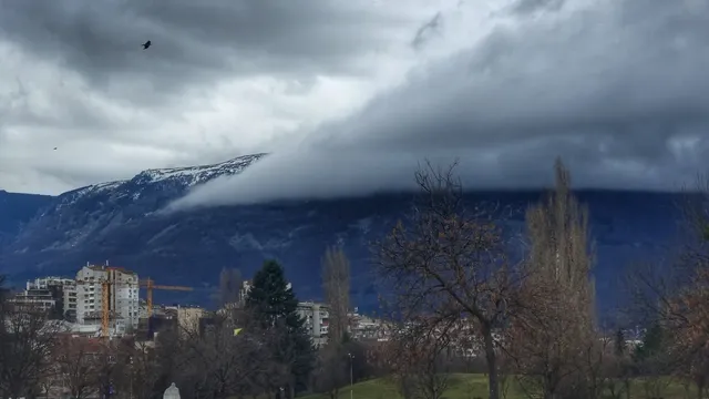 Облачно до обед, ветровито цял ден