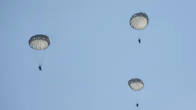 Военнослужещ от Специалните сили е пострадал при скок с парашут