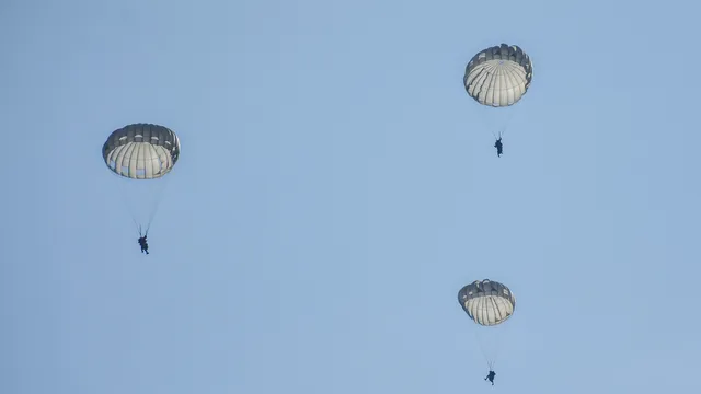 Военнослужещ от Специалните сили е пострадал при скок с парашут
