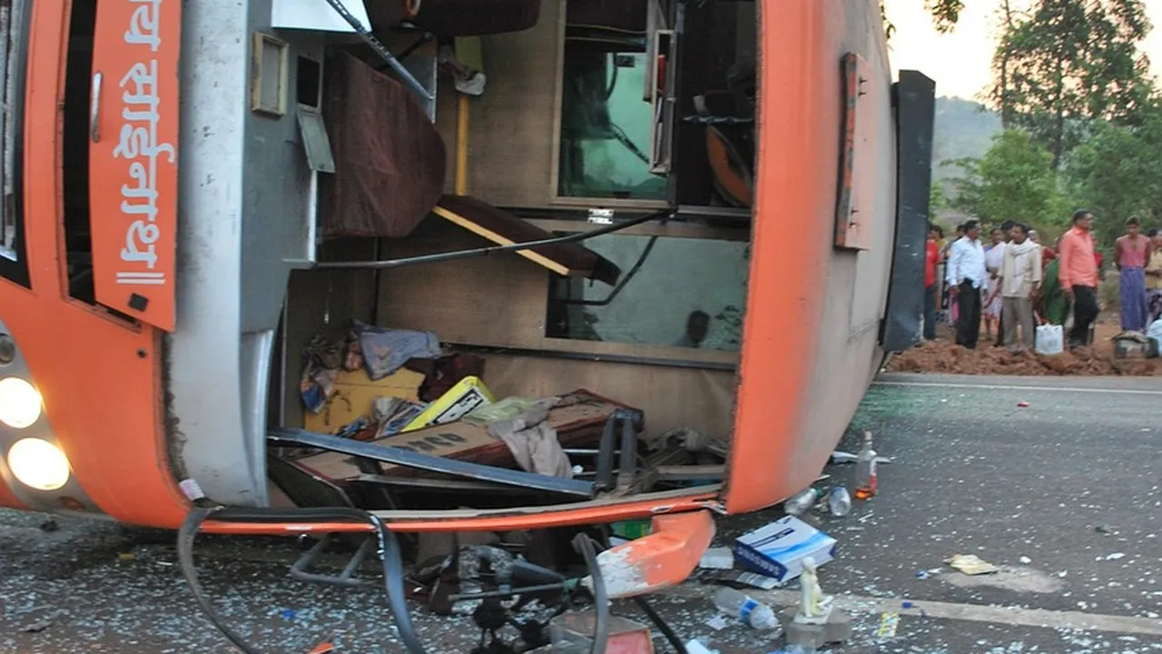 Най-малко 20 загинали в катастрофа на автобус и мотоциклет в Индия