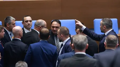 Безредици в парламента. Киселова даде почивка на депутатите