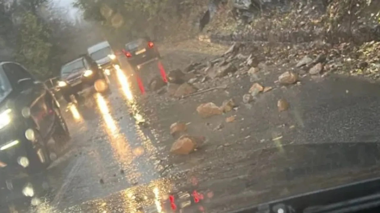 Заради дъжда: Парче скала падна на пътя Самоков – София