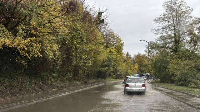 Възстановено е движението в кв. "Панчарево", който беше затворен заради наводнение