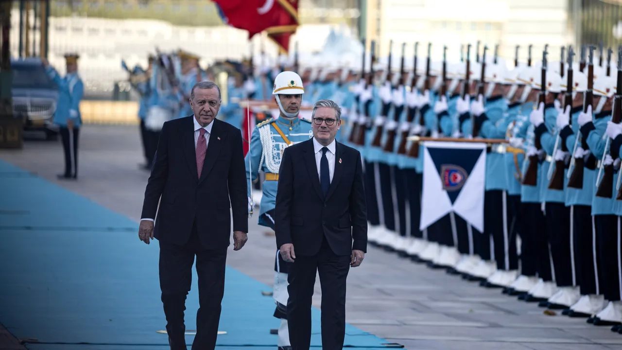 Стармър пристигна в Анкара за среща с Ердоган