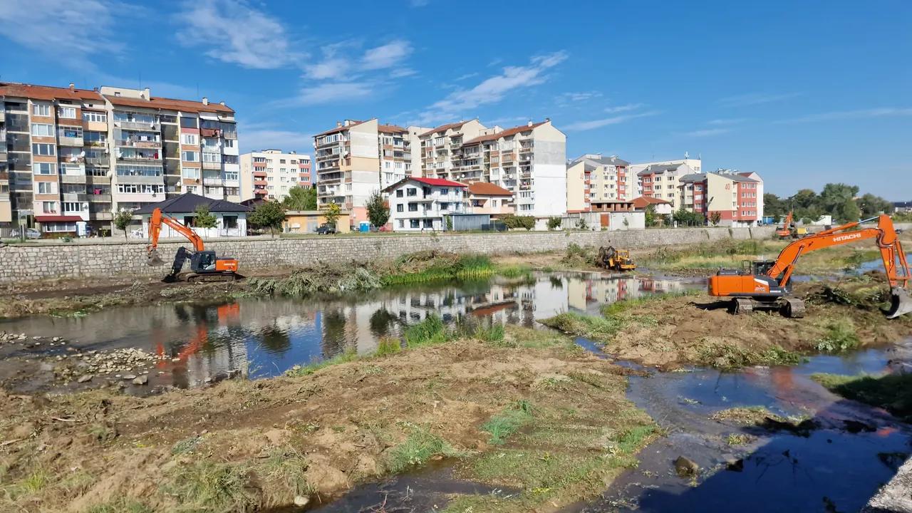 В Община Самоков обхождат рисковите зони край реката и укрепват коритата