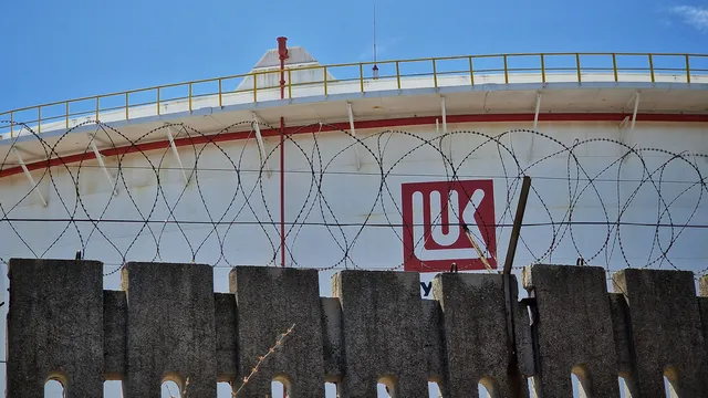 Лукой продава международните си активи