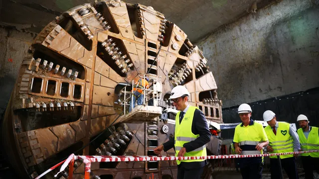 Ламарини от изкопа за метрото се стовариха върху кола
