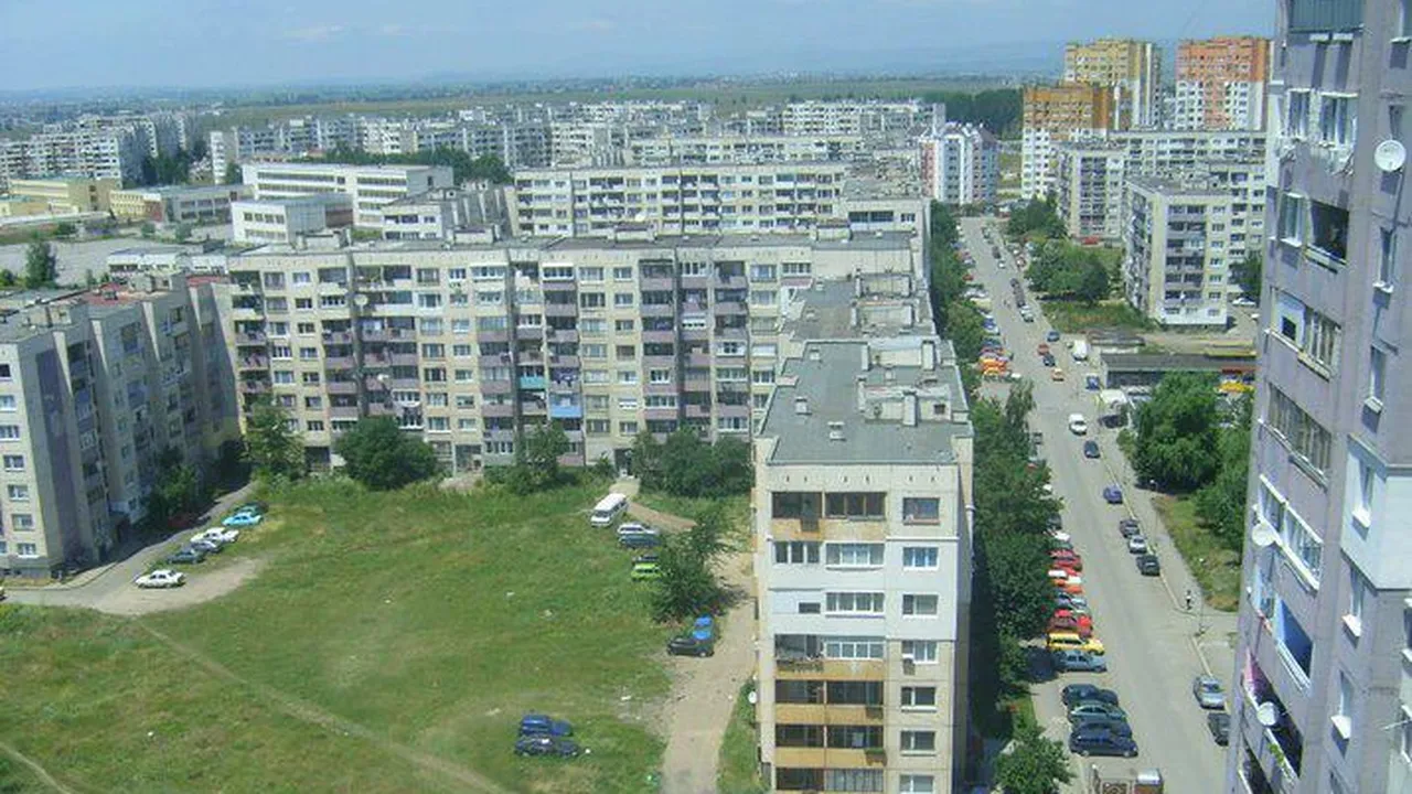 Опасен строеж подкопа къща в столичния квартал „Обеля“