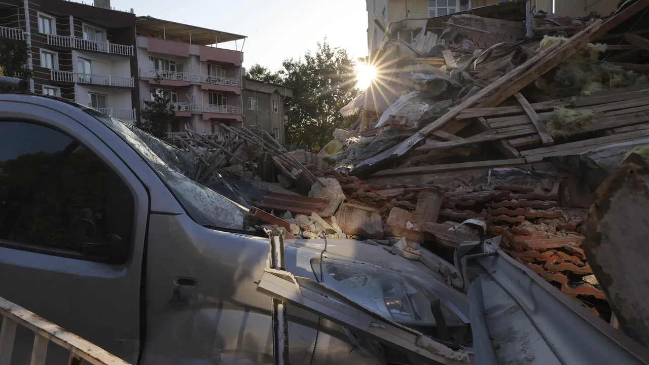 Четири разрушени сгради след труса от 6,1 по Рихтер в Турция