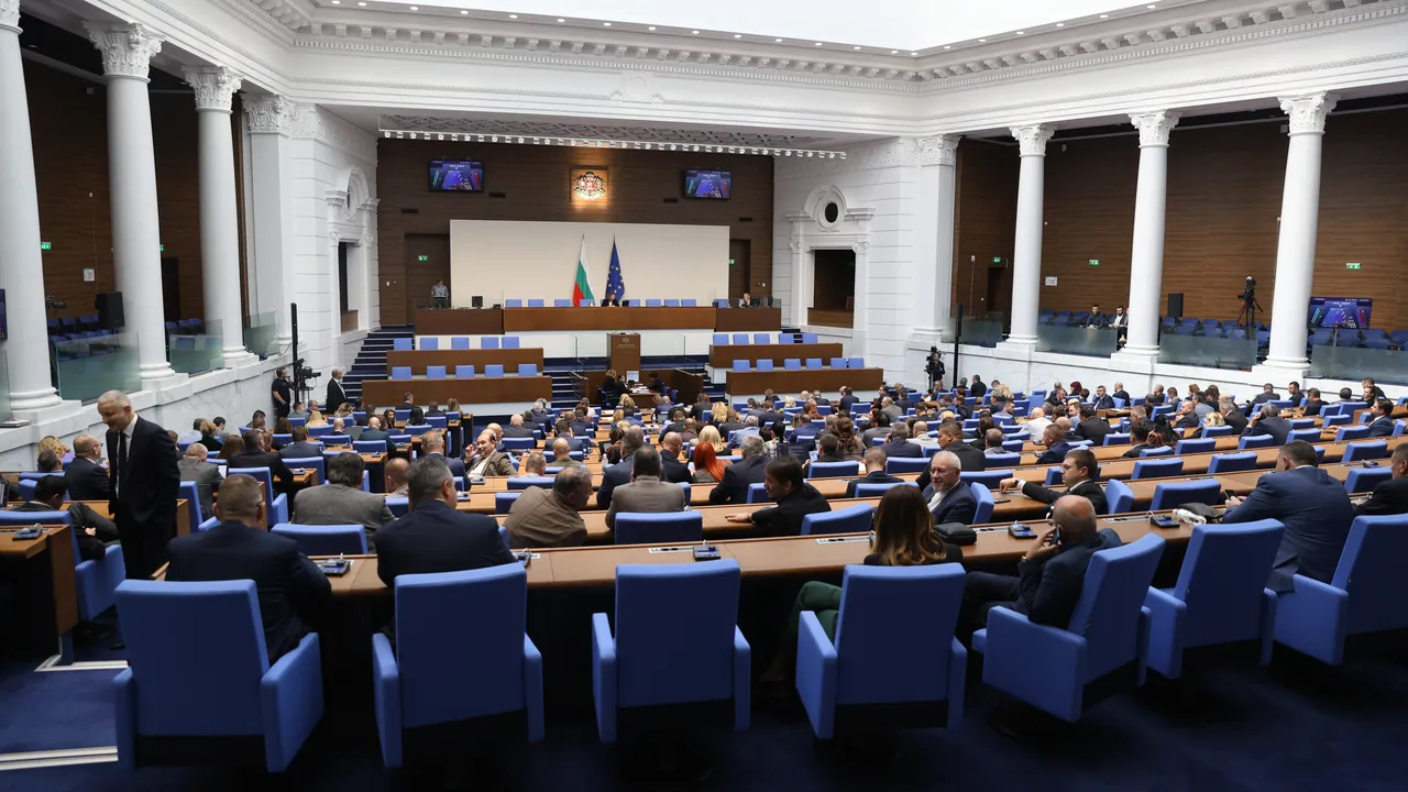 ГЕРБ-СДС, БСП и ИТН подписаха анекса за ротацията на председателя на парламента