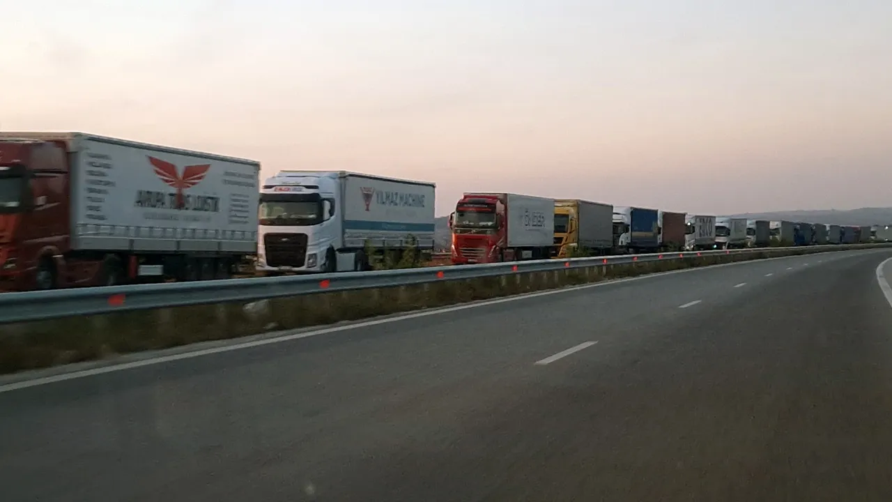 Камион се запали в движение на пътя Ямбол – Елхово, няма пострадали