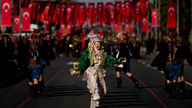 С шествия приключи честването на 102-години турска република