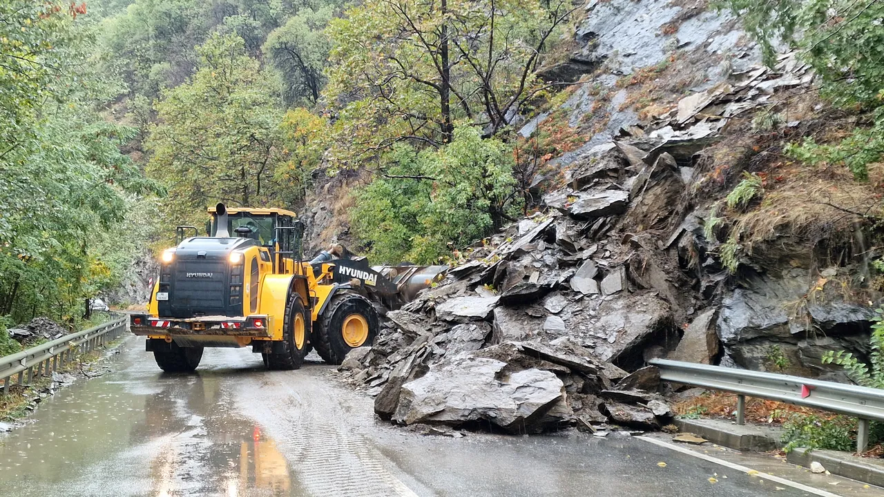 Срутище затруднява движението по пътя Смолян - Девин