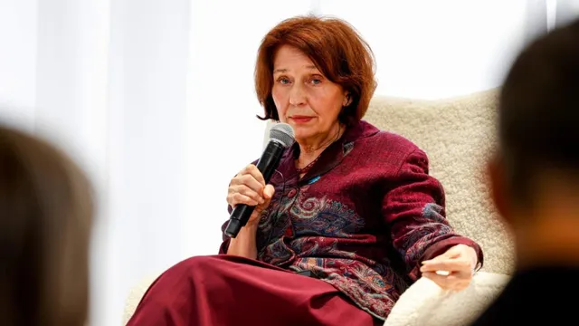 Силяновска-Давкова от Париж: „Договорът с България не ни задължава да променяме Конституцията“