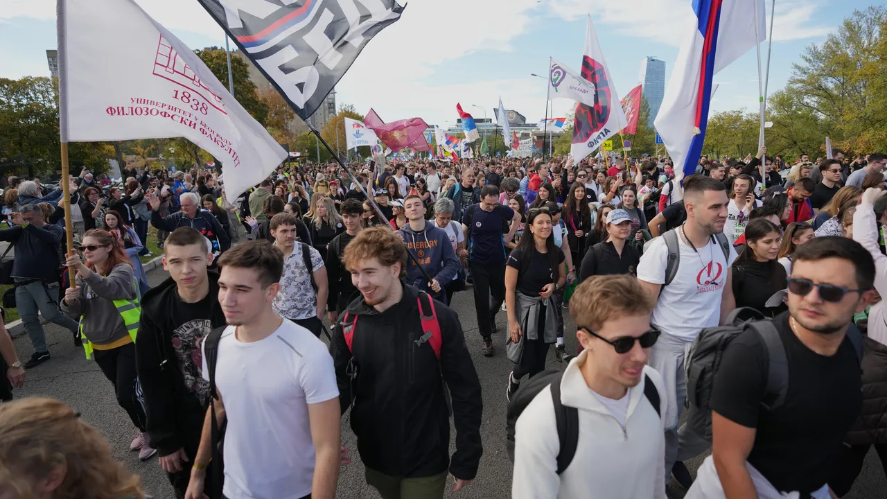 „Реката“ от студенти и граждани тръгна пеша от Белград към Нови Сад в памет на жертвите от жп трагедията