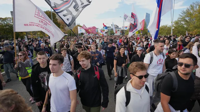 „Реката“ от студенти и граждани тръгна пеша от Белград към Нови Сад в памет на жертвите от жп трагедията