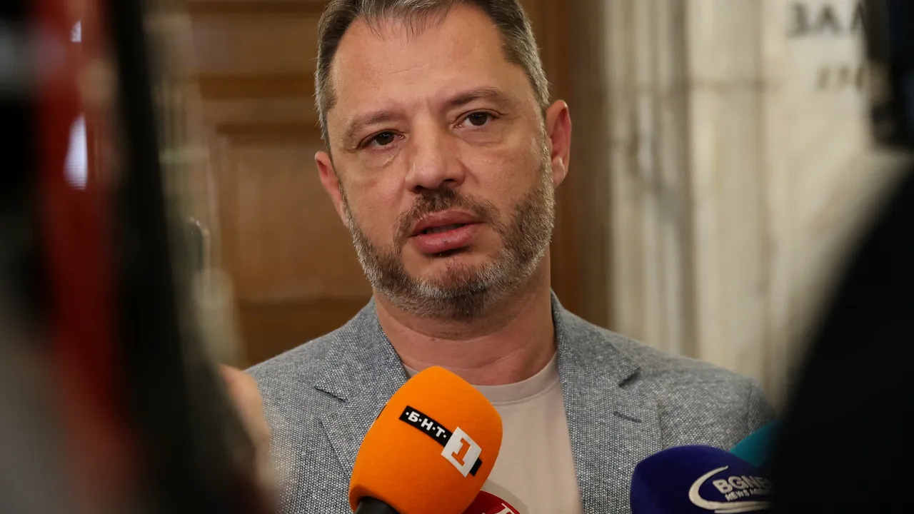 Делян Добрев: Ограничаваме износа на дизел и авиационно гориво