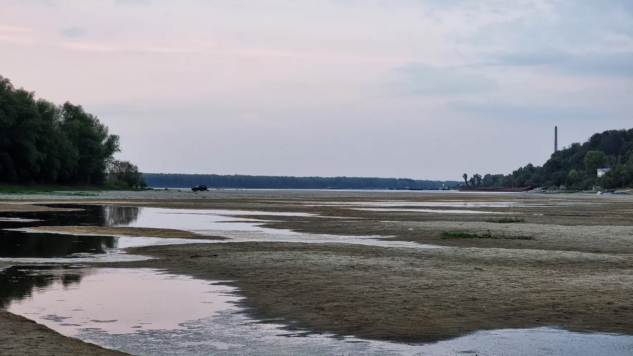 Круизен кораб заседна в Дунав заради рекордно ниско ниво на водата
