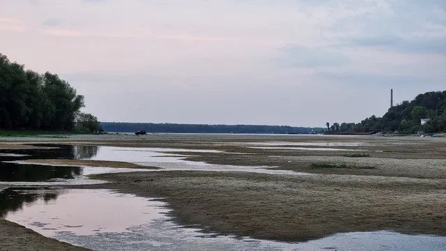 Круизен кораб заседна в Дунав заради рекордно ниско ниво на водата