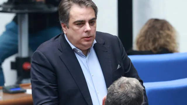 Асен Василев: Майчинските и минималната заплата ще се вдигнат