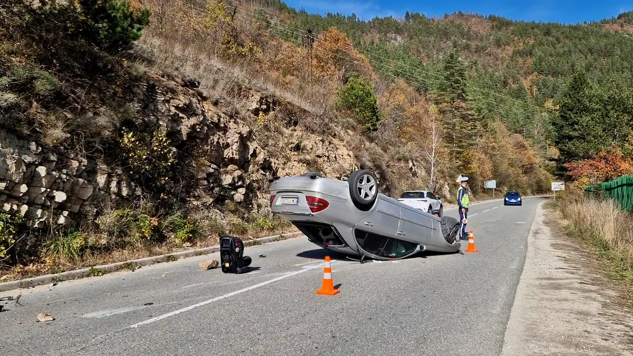 Майка и тригодишното ѝ дете пострадаха при катастрофа в смолянско