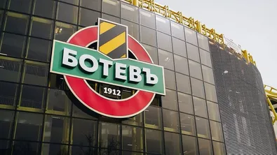 Прекратиха дербито на Пловдив след инцидент с вратаря на „Ботев“