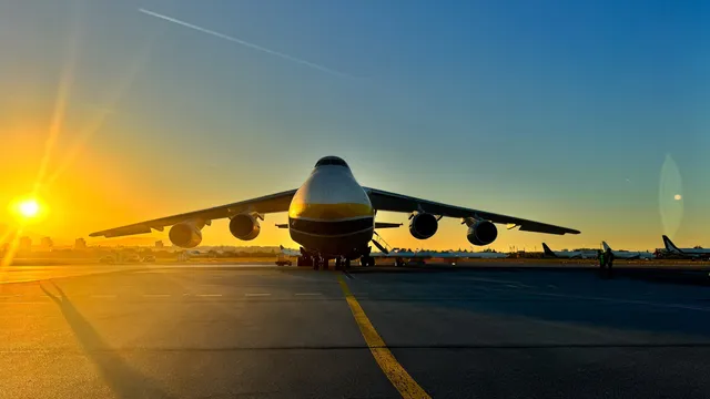 "Летящата крепост" Ан-124: 400-тонният гигант кацна на българска земя (СНИМКИ)