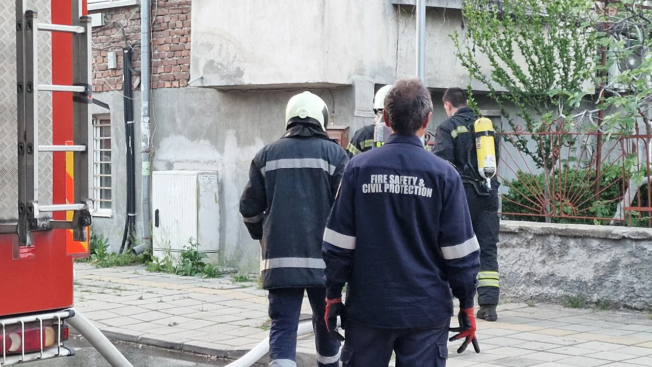 Един загинал и двама пострадали при пожари в страната