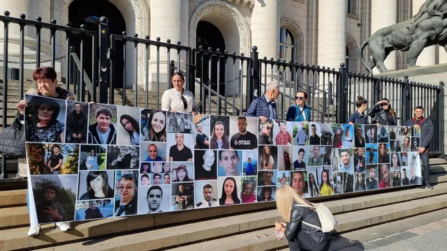 Протест срещу войната по пътищата пред Съдебната палата в София