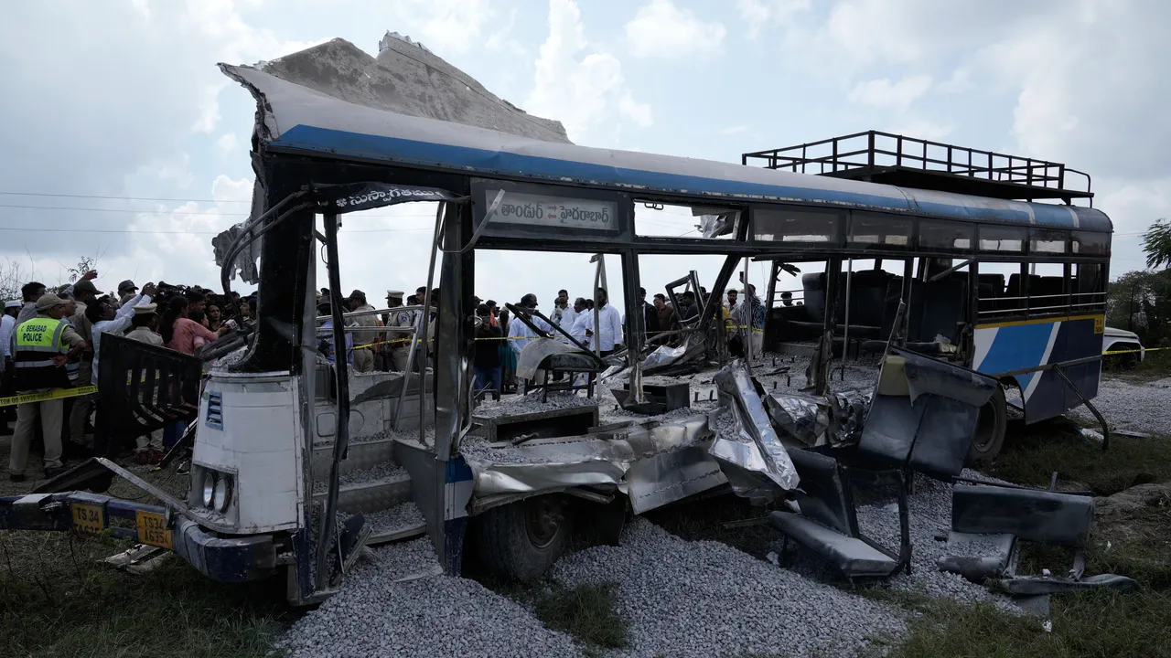 Поне 20 убити при сблъсък между автобус и камион в Индия