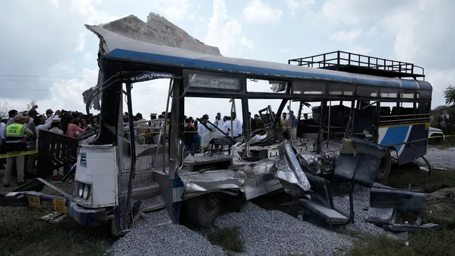 Поне 20 убити при сблъсък между автобус и камион в Индия