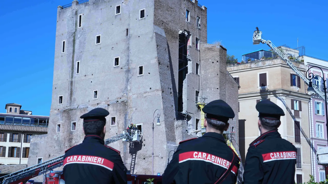 Средновековна кула в Рим се срути частично, има ранени