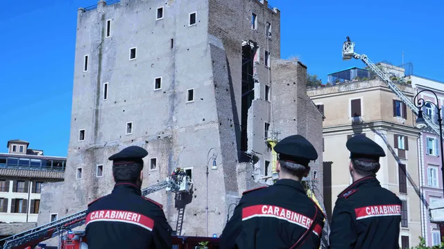 Средновековна кула в Рим се срути частично, има ранени