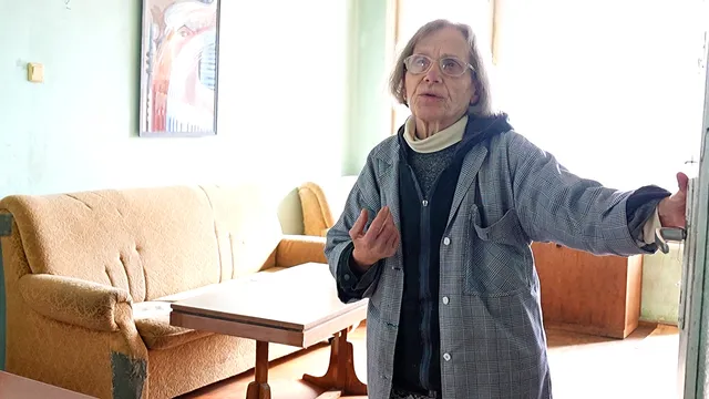20 години в тъмнина: Трагедията на 72-годишната Анета, която носи вода с туби