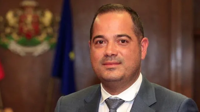 Калин Стоянов: Радев продължава да се вози на бронирани коли, а останалото е спектакъл за пред камерите